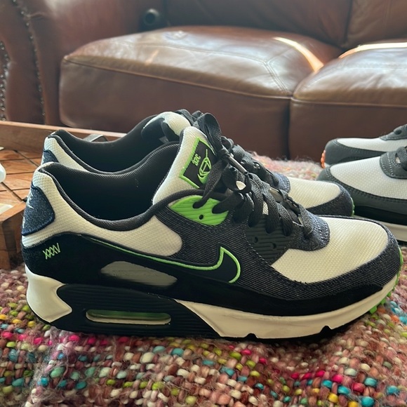 Nike Air Max 90s - Picture 4 of 4